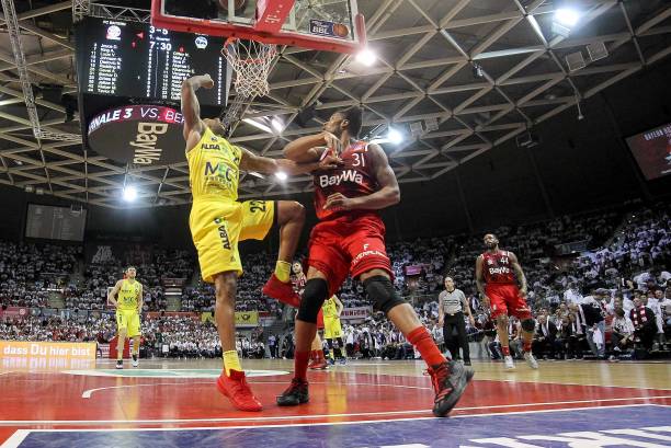 德甲巅峰对决：莱红牛主场阻击拜仁，残阵豪门遇高压考验